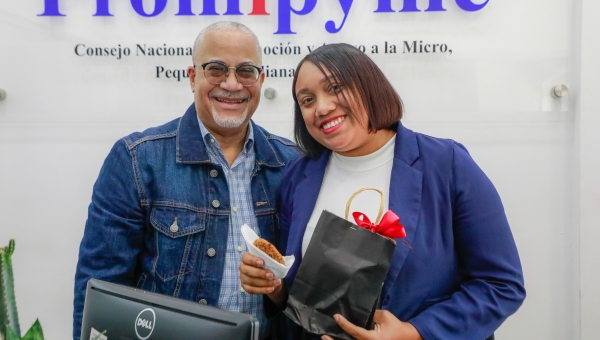 Gestión Humana Promipyme entrega obsequios por Día de las Madres